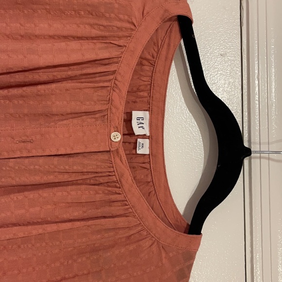 Gap collarless button down. - Picture 4 of 4